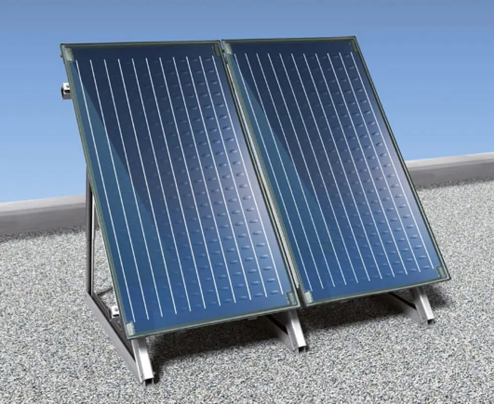 Zwei solarthermische Kollektoren auf einem Gestell, geeignet für die montage auf Flachdächern, präsentiert von Bosch.